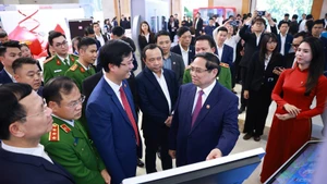 Le Premier ministre Pham Minh Chinh visite une exposition sur le développement des sciences et des technologies, l'innovation et la transformation numérique. Photo: VNA.