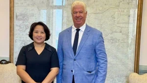 L'ambassadrice Pham Thi Thu Huong rencontre le gouverneur des îles Ioniennes, Yianis Trepeklis. Photo : Ambassade du Vietnam en Grèce.