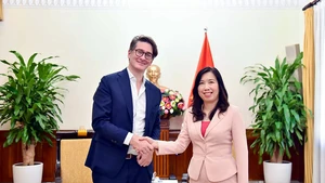 La vice-ministre vietnamienne des Affaires étrangères, Le Thi Thu Hang, reçoit le rédacteur en chef de Bloomberg, John Fraher. Photo : Baoquocte.