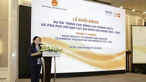La vice-ministre de la Culture, des Sports et du Tourisme, Trinh Thi Thuy prend la parole lors de l’événement. Photo : UNFPA.