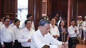 Le secrétaire général du PCV To Lam rend hommage au Président Ho Chi Minh à Nghe An. Photo : VNA.