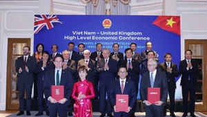 Le secrétaire général du Parti communiste du Vietnam (PCV) To Lam assiste à la remise des accords de coopération Vietnam – Royaume-Uni. Photo: VNA.