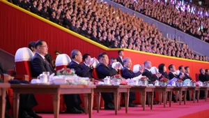 Le secrétaire général du Parti communiste du Vietnam (PCV) To Lam, le secrétaire général du Parti du Travail de Corée et président de la Commission des affaires d’État de la RPDC, Kim Jong Un, ainsi que d'autres dirigeants, assistent à un spectacle artistique à l’occasion du 80ᵉ anniversaire de la fondation du Parti du Travail de Corée. Photo : KCNA.