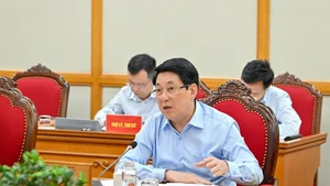 Le président Luong Cuong préside une séance de travail avec les Permanences des Comités du Parti de la province de Cao Bang et de la ville de Hue. Photo : NDEL.