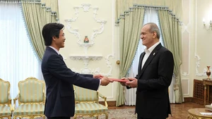 L'ambassadeur du Vietnam en Iran, Nguyên Luong Ngoc (gauche) présente ses lettres de créance au président iranien Masoud Pezeshkian. Photo : VNA.