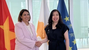 La vice-ministre vietnamienne des Affaires étrangères, Le Thi Thu Hang (à droite) et la vice-ministre permanente auprès du président chypriote, Irene Piki. Photo : VNA.