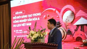 Le Dr Nguyen Trung Dung, président du Réseau vietnamien pour l’innovation et l’entrepreneuriat dans l’enseignement supérieur (VNEI) s'exprime lors du forum. Photo : VOV.
