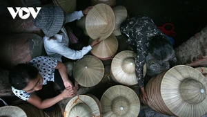 Selon les aînés du village de Chuong, le métier de la confection de chapeaux coniques remonterait à plus de 300 ans, mais personne ne sait réellement quelle en est l’origine. Photo : VOV.