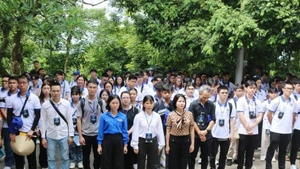 Une délégation de jeunes Vietnamiens à l'étranger offre de l'encens en hommage aux rois Hùng au site historique national du temple des rois Hùng, à Viet Tri, dans la province de Phu Tho. Photo : VNA.