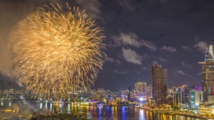 Des feux d'artifice illuminent un coin de la rivière Saïgon. Photo d'illustration/ Baoanhvietnam.