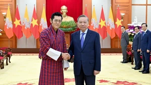 Le secrétaire général du Parti communiste du Vietnam, To Lam (droite) et le roi du Bhoutan, Jigme Khesar Namgyel Wangchuck. Photo : NDEL.