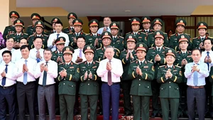Le secrétaire général To Lam, secrétaire de la Commission militaire centrale, ainsi que des dirigeants du Parti, de l’État et les délégués participent à la séance de travail avec le Corps d’armée 12 (ministère de la Défense). Photo : NDEL.