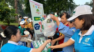 Ho Chi Minh-Ville : quand les déchets s’échangent contre des cadeaux
