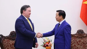 Le vice-Premier ministre Tran Hong Ha (à droite) et l’ambassadeur des États-Unis au Vietnam, Marc Knapper, à Hanoi, le 9 juillet. Photo : VNA.