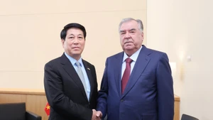 Le président Luong Cuong (à gauche) et le président tadjik Emomali Rahmon, à New York, le 22 septembre. Photo : VNA.
