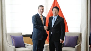 Le président Luong Cuong (à droite) rencontre le directeur général de Warburg Pincus et président du Conseil d’affaires États-Unis-ASEAN, Jeffrey David Perlman, à New York, le 22 septembre. Photo : VNA.
