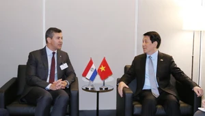 Le président vietnamien Luong Cuong (à droite) et le président paraguayen Santiago Peña Palacios, à New York, le 22 septembre. Photo : VNA.