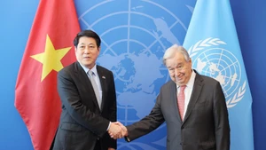 Le président vietnamien Luong Cuong (à gauche) et le secrétaire général de l’ONU, António Guterres, à New York, le 22 septembre. Photo : VNA.