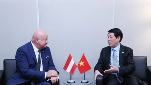 Le président vietnamien Luong Cuong (à droite) reçoit le Premier ministre autrichien Christian Stocker, à New York, le 22 septembre (heure locale). Photo : VNA.