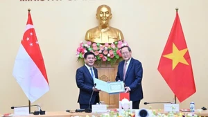 Le ministre de l’Industrie et du Commerce, Nguyen Hong Dien (gauche), et Tan See Leng, ministre chargé de l’Énergie ainsi que des Sciences et Technologies au sein du ministère du Commerce et de l’Industrie (MTI) de Singapour. Photo : NDEL.