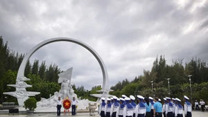 La délégation du SCOV, du ministère des Affaires étrangères et du Club Hoang Sa – Truong Sa en Pologne rend hommage à la zone commémorative des soldats de Gac Ma. Photo : VNA.