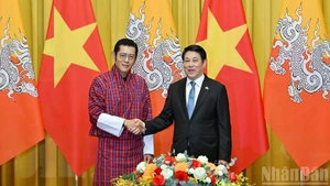 Le président vietnamien Luong Cuong (droite) et le roi du Bhoutan, Jigme Khesar Namgyel Wangchuck. Photo : NDEL.