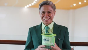 Nguyen Van Khoe, inventeur du piège à moustiques à l’eau. Photo : Thanhnien.