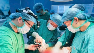 Des médecins de l'Hôpital Cho Ray effectuent une opération. Photo : MOH.