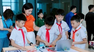 Des enseignants et leurs élèves de la commune de Dông Anh, à Hanoï. Photo : VNA.