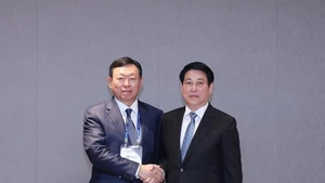 Le président vietnamien Luong Cuong (droite) reçoit le président du groupe Lotte, Shin Dong-bin. Photo : VNA.