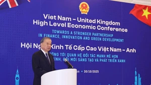 Le secrétaire général du Parti communiste du Vietnam To Lam s’exprime à la Conférence économique de haut niveau Vietnam–Royaume-Uni. Photo : VNA.