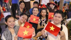 Des étudiants se rassemblent sur le trottoir de la rue Nam Ky Khoi Nghia pour attendre le défilé militaire et civil célébrant le 50e anniversaire de la Libération du Sud et de la Réunification nationale (30 avril 1975 - 30 avril 2025). Photo d’illustration : VNA.