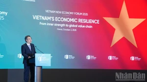 Nguyen Thanh Nghi, chef de la Commission centrale des politiques et stratégies, prend la parole au forum. Photo : NDEL.