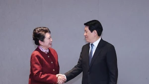 Le président vietnamien Luong Cuong reçoit la fondatrice du groupe MEBO International, Li Li. Photo : VNA.