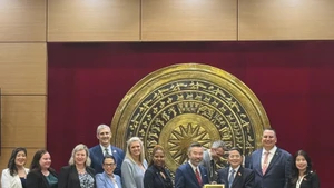 Le vice-président de l'Assemblée nationale, Nguyen Duc Hai, offre des souvenirs à la délégation de l’Assemblée législative de l’État de l’Oregon (États-Unis). Photo : VNA.