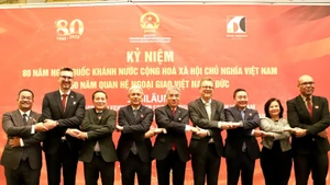 L'ambassadeur Nguyen Dac Thanh (au milieu) prend une photo souvenir avec les ambassadeurs invités à l'occasion du 80e anniversaire de la Fête nationale du Vietnam. Photo : VNA.