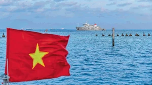 Le drapeau national flottant dans la zone de l’île Sinh Ton Dong, archipel de Truong Sa, avril 2023. Photo : Baoquocte.