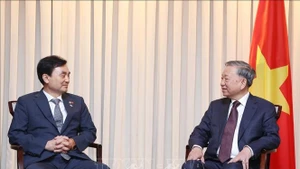 Le secrétaire général du PCV To Lam (droite) rencontre Ahn Gyu Back, ministre de la Défense sud-coréen et aussi président du Groupe des parlementaires d’amitié République de Corée – Vietnam. Photo : VNA.