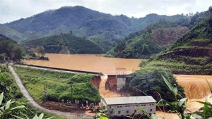 La rupture du barrage hydroélectrique de Bac Khe, situé dans le hameau du même nom, survenue vers 13h35 le 7 octobre. Photo : VNA.
