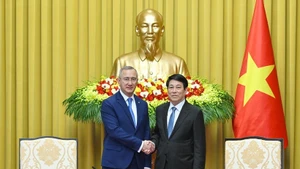 Le président vietnamien Luong Cuong (droite) reçoit le gouverneur de l'oblast de Kalouga de Russie. Photo : NDEL.