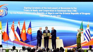 Les ministres des Affaires étrangères de l'ASEAN assistent à la cérémonie de signature de l'adhésion de l'Uruguay et de l'Algérie au Traité d'amitié et de coopération en Asie du Sud-Est (TAC), portant le nombre total de signataires à 57. Photo : VNA.