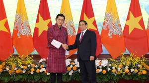 Le Premier ministre Pham Minh Chinh (droite) et le roi du Bhoutan Jigme Khesar Namgyel Wangchuck à Hanoï. Photo : NDEL.