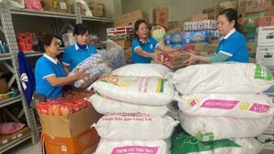 Les membres de l'association des femmes du quartier de Thanh Liet à Hanoï préparent des colis de première nécessité à envoyer aux habitants du Centre et des Hauts Plateaux. Photo : NDEL.