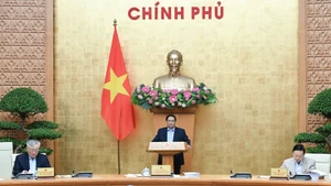 Le Premier ministre Pham Minh Chinh préside la réunion mensuelle du gouvernement d'octobre. Photo : NDEL.