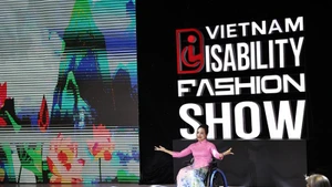 Des mannequins en situation de handicap présentent, avec assurance et professionnalisme, cinq collections de mode conçues pour s’adapter à leur morphologie et à leur personnalité. Photo : VNA.