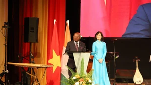 Évariste Koffi Yapi, secrétaire général du ministère des Affaires étrangères, de l'Intégration africaine et des Ivoiriens de l'extérieur et représentant officiel du gouvernement de la République de Côte d'Ivoire à la célébration. Photo : VNA.