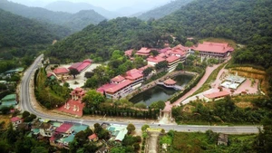 Le monastère zen Truc Lâm Yen Tu (également appelé pagode Lân), situé sur le mont Yen Tu, dans le complexe historique et paysager Yen Tu (province de Quang Ninh), est l’endroit choisi par le roi Tran Nhan Tong pour se retirer et pratiquer le bouddhisme. À l’origine, il s’agissait d’une grande pagode avec de vastes constructions, mais celles-ci ont été détruites par le temps, ne laissant que quelques vestiges au sol. En 2002, le monastère a été reconstruit. Photo : VNA.