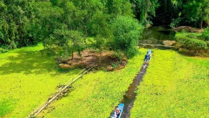 Des visiteurs découvrent la zone écotouristique Mua Xuan. Photo : La zone écotouristique Mua Xuan.