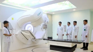 Des médecins de l'Hôpital Cho Rây (Hô Chi Minh-Ville) et de l'Hôpital général Vinh Long (province de Vinh Long) testent le fonctionnement d'un système de radiothérapie par accélérateur linéaire pour le traitement du cancer. Photo : VNA.