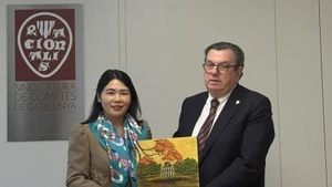 L'auditrice générale adjointe du Vietnam, Ha Thi My Dung remet un souvenir au président de la Cour des comptes catalane Miquel Salazar Canalda. Photo : VNA.